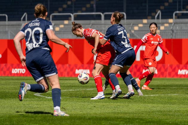 Match scene, duel, f l Amelie Foelsing VfL Bochum, 20 , Nadine Anstatt 1 FSV Mainz 05, 27 , Franziska Wenzel VfL Bochum, 31 , Akari Kurishima 1 FSV Mainz 05, 06 , GER, 1 FSV Mainz 05 vs VfL Bochum, Soccer, 2 Womens Bundesliga, 23 Matchday, Season 2025 2026, 26 04 2026, DFB REGULATIONS PROHIBIT ANY USE OF PHOTOGRAPHS AS IMAGE SEQUENCES AND OR QUASI VIDEO, GER, 1 FSV Mainz 05 vs VfL Bochum, Football, 2 Womens Bundesliga, 23 Matchday, Season 2025 2026, 26 04 2026 Mainz Copyright: xEibner-Pressefoto Jan-NiclasxGrox EP_JGG
