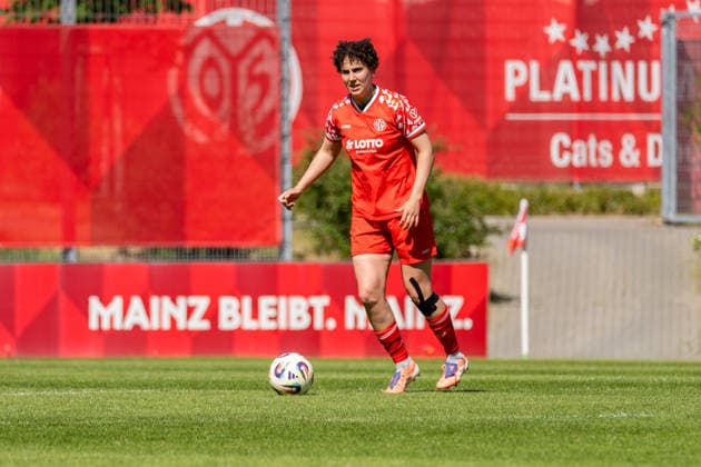 Crop, Portrait Anna Donner 1 FSV Mainz 05, 15 with ball, GER, 1 FSV Mainz 05 vs VfL Bochum, Football, 2 Womens Bundesliga, Matchday 23, Season 2025 2026, 26 04 2026, DFB REGULATIONS PROHIBIT ANY USE OF PHOTOGRAPHS AS IMAGE SEQUENCES AND OR QUASI VIDEO, GER, 1 FSV Mainz 05 vs VfL Bochum, Football, 2 Womens Bundesliga, Matchday 23, Season 2025 2026, 26 04 2026 Mainz Copyright: xEibner-Pressefoto Jan-NiclasxGrox EP_JGG