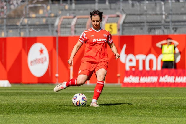 Crop, Portrait Emma Junold 1 FSV Mainz 05, 22 plays a high ball, GER, 1 FSV Mainz 05 vs VfL Bochum, Football, 2 Women Bundesliga, 23 Matchday, Season 2025 2026, 26 04 2026, DFB REGULATES PROHIBIT ANY USE OF PHOTOGRAPHS AS IMAGE SEQUENCES AND OR QUASI VIDEO, GER, 1 FSV Mainz 05 vs VfL Bochum, Football, 2 Womens Bundesliga, Matchday 23, Season 2025 2026, 26 04 2026 Mainz Copyright: xEibner-Pressefoto Jan-NiclasxGrox EP_JGG