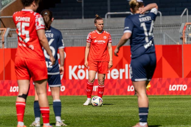 Match scene, Nadine Anstatt 1 FSV Mainz 05, 27 waiting to take a free kick, f l Anna Donner 1 FSV Mainz 05, 15 , Emely Joester VfL Bochum, 16 , Lara Kirkby VfL Bochum, 14 , GER, 1 FSV Mainz 05 vs VfL Bochum, Soccer, 2 Womens Bundesliga, 23 Matchday, Season 2025 2026, 26 04 2026, DFB REGULATIONS PROHIBIT ANY USE OF PHOTOGRAPHS AS IMAGE SEQUENCES AND OR QUASI VIDEO, GER, 1 FSV Mainz 05 vs VfL Bochum, Football, 2 Womens Bundesliga, 23 Matchday, Season 2025 2026, 26 04 2026 Mainz Copyright: xEibner-Pressefoto Jan-NiclasxGrox EP_JGG