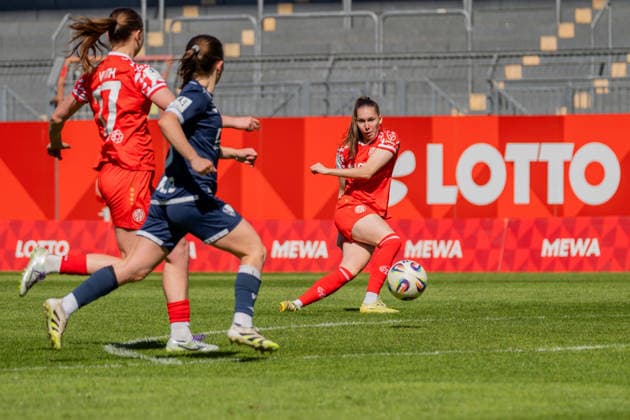 Match scene, Miriam Sterrer 1 FSV Mainz 05, 03 passes the ball towards v l Marie Voth 1 FSV Mainz 05, 17 , Emely Joester VfL Bochum, 16 , GER, 1 FSV Mainz 05 vs VfL Bochum, Football, 2 Womens Bundesliga, Matchday 23, Season 2025 2026, 26 04 2026, DFB REGULATES PROHIBIT ANY USE OF PHOTOGRAPHS AS IMAGE SEQUENCES AND OR QUASI VIDEO, GER, 1 FSV Mainz 05 vs VfL Bochum, Football, 2 Womens Bundesliga, Matchday 23, Season 2025 2026, 26 04 2026 Mainz Copyright: xEibner-Pressefoto Jan-NiclasxGrox EP_JGG