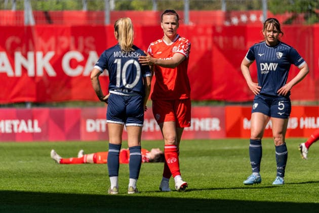 Match scene, Nadine Anstatt 1 FSV Mainz 05, 27 claps Anna Moczarski VfL Bochum, 10 after the final whistle, GER, 1 FSV Mainz 05 vs VfL Bochum, Football, 2 Womens Bundesliga, Matchday 23, Season 2025 2026, 26 04 2026, DFB REGULATES PROHIBIT ANY USE OF PHOTOGRAPHS AS IMAGE SEQUENCES AND OR QUASI VIDEO, GER, 1 FSV Mainz 05 vs VfL Bochum, Football, 2 Womens Bundesliga, Matchday 23, Season 2025 2026, 26 04 2026 Mainz Copyright: xEibner-Pressefoto Jan-NiclasxGrox EP_JGG