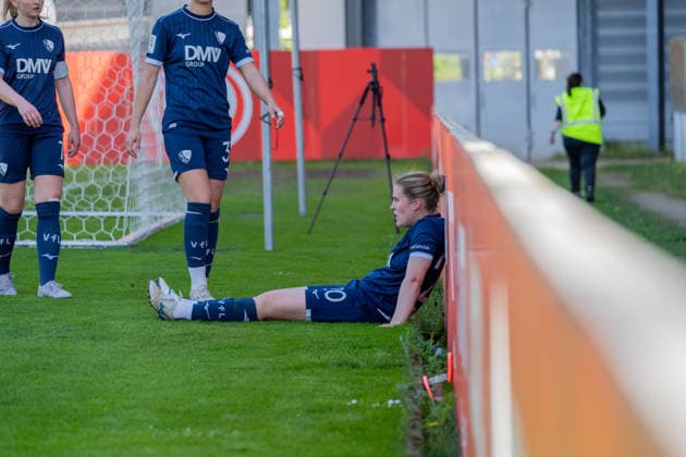 Freisteller Amelie Foelsing VfL Bochum, 20 sits on a railing after the end of the match, GER, 1 FSV Mainz 05 vs VfL Bochum, Soccer, 2 Women Bundesliga, Matchday 23, Season 2025 2026, 26 04 2026, DFB REGULATES PROHIBIT ANY USE OF PHOTOGRAPHS AS IMAGE SEQUENCES AND OR QUASI VIDEO, GER, 1 FSV Mainz 05 vs VfL Bochum, Football, 2 Womens Bundesliga, Matchday 23, Season 2025 2026, 26 04 2026 Mainz Copyright: xEibner-Pressefoto Jan-NiclasxGrox EP_JGG
