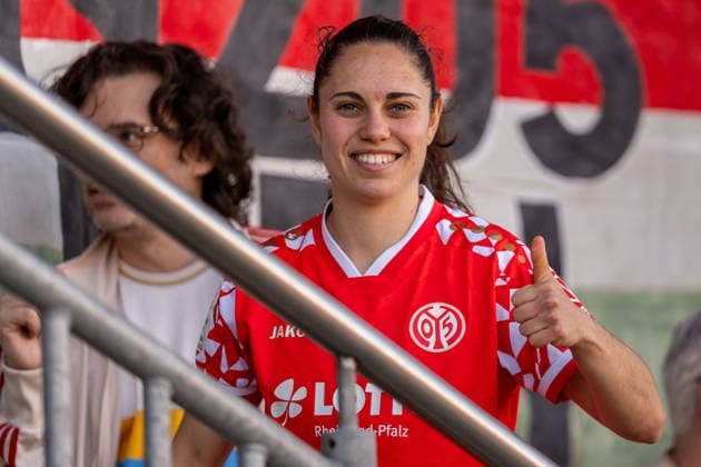 Crop, Portrait, Emotion, Joy, Laughter, Thumbs up, Gesture, Gesture Vital Kats 1 FSV Mainz 05, 30 , GER, 1 FSV Mainz 05 vs VfL Bochum, Football, 2 Women Bundesliga, 23 Matchday, Season 2025 2026, 26 04 2026, DFB REGULATES PROHIBIT ANY USE OF PHOTOGRAPHS AS IMAGE SEQUENCES AND OR QUASI VIDEO, GER, 1 FSV Mainz 05 vs VfL Bochum, Football, 2 Womens Bundesliga, Matchday 23, Season 2025 2026, 26 04 2026 Mainz Copyright: xEibner-Pressefoto Jan-NiclasxGrox EP_JGG