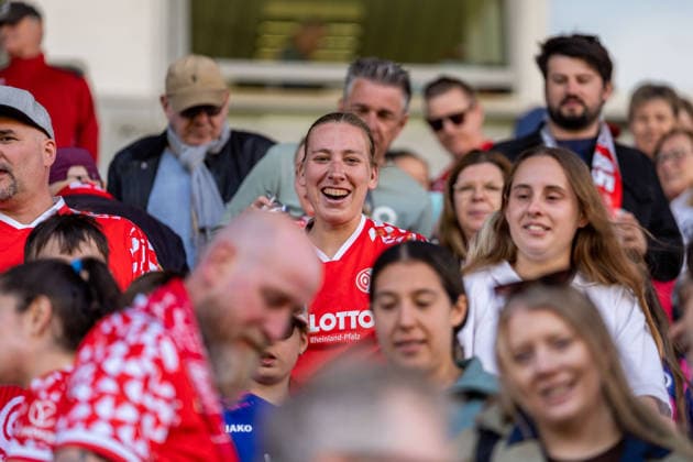 Crop, Portrait Johanna Berg 1 FSV Mainz 05, 09 celebrates the victory with the fans on the grandstand, GER, 1 FSV Mainz 05 vs VfL Bochum, Football, 2 Women Bundesliga, Matchday 23, Season 2025 2026, 26 04 2026, DFB REGULATES PROHIBIT ANY USE OF PHOTOGRAPHS AS IMAGE SEQUENCES AND OR QUASI VIDEO, GER, 1 FSV Mainz 05 vs VfL Bochum, Football, 2 Womens Bundesliga, Matchday 23, Season 2025 2026, 26 04 2026 Mainz Copyright: xEibner-Pressefoto Jan-NiclasxGrox EP_JGG