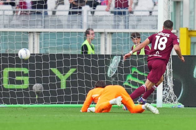 Torino s Giovanni Simeone goal 1-2 during the Serie A soccer match between Torino and Inter at the Grande Torino Stadium in Turin , north Italy - Sunday , April 26 , 2026. - Soccer .  Copyright: xSpada LaPressex