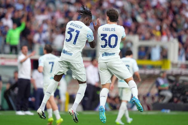 Inter Milan s Yann Bisseck celebrates after goal 0-2 with Inter Milan s Carlos Augusto during the Serie A soccer match between Torino and Inter at the Grande Torino Stadium in Turin , north Italy - Sunday , April 26 , 2026. - Soccer .  Copyright: xSpada LaPressex