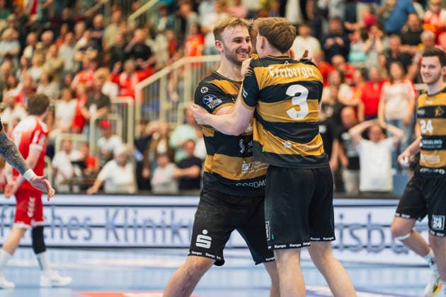Sport Bilder des Tages Anton Preußner (HC Elbflorenz 2006, 13) feiert den Siegtorschuetzen Louis Bensch (HC Elbflorenz 2006, 03) TuSEM Essen vs. HC Elbflorenz Dresden, Handball, 2.HBL, 29.Spieltag, Saison 2025 26, 26.04.2026, TuSEM Essen vs. HC Elbflorenz Dresden, Handball, 2.HBL, 29.Spieltag, Saison 2025 26, 26.04.2026 Essen *** Anton Preußner HC Elbflorenz 2006, 13 celebrates the winning goal scorer Louis Bensch HC Elbflorenz 2006, 03 TuSEM Essen vs HC Elbflorenz Dresden, Handball, 2 HBL, Matchday 29, Season 2025 26, 26 04 2026, TuSEM Essen vs HC Elbflorenz Dresden, Handball, 2 HBL, Matchday 29, Season 2025 26, 26 04 2026 Essen Copyright: xEibner-Pressefoto LukasxBaldygax EP_LBA