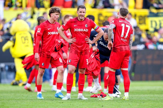 Sport Bilder des Tages 26.04.2026, Fußball, Borussia Dortmund - SC Freiburg, 1. Fußball Bundesliga, 31. Spieltag, Signal Iduna Park, Saison 2025 2026: Rouven Vuk Tarnutzer (SC Freiburg 69) Philipp Lienhart (SC Freiburg 03) Lukas Kübler (SC Freiburg 17) enttäuscht Enttäuschung nach der 0:4 Niederlage DFB regulations prohibit any use of photographs as image sequences and or quasi-video. Nordrhein-Westfalen Deutschland *** 26 04 2026, Football, Borussia Dortmund SC Freiburg, 1 Fußball Bundesliga, 31 Matchday, Signal Iduna Park, Season 2025 2026 Rouven Vuk Tarnutzer SC Freiburg 69 Philipp Lienhart SC Freiburg 03 Lukas Kübler SC Freiburg 17 disappointed Disappointment after the 0 4 defeat DFB regulations prohibit any use of photographs as image sequences and or quasi video Nordrhein Westfalen Germany