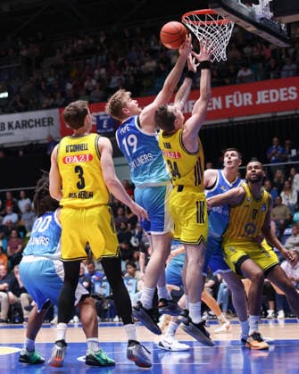 Frankfurt Skyliners ALBA Berlin, easyCredit BBL Till Pape Skyliners, 19 prevents a basket shot by Justin Bean Alba Berlin, 34 Game of the easyCredit BBL between Frankfurt Skyliners and ALBA Berlin on April 26, 2026 at Süwag Energie ARENA in Frankfurt am Main , Frankfurt am Main Hessen Germany Süwag Energie ARENA