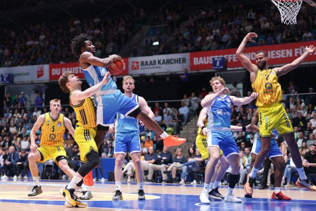 Frankfurt Skyliners ALBA Berlin, easyCredit BBL Isaiah Swope Skyliners, 1 is prevented from throwing by Bennet Hundt Alba Berlin, 33 during the easyCredit BBL match between Frankfurt Skyliners and ALBA Berlin on April 26, 2026 at Süwag Energie ARENA in Frankfurt am Main , Frankfurt am Main Hessen Germany Süwag Energie ARENA