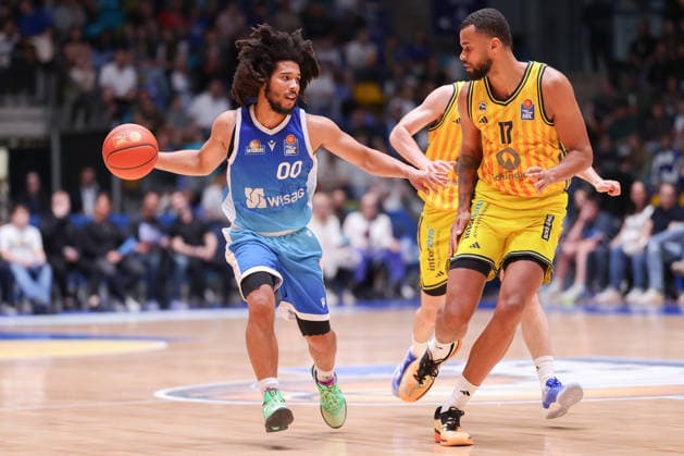 Frankfurt Skyliners ALBA Berlin, easyCredit BBL Tyger Campbell Skyliners, 00 surrounds Norris Agbakoko Alba Berlin, 17 Game of the easyCredit BBL between Frankfurt Skyliners and ALBA Berlin on April 26, 2026 at Süwag Energie ARENA in Frankfurt am Main , Frankfurt am Main Hessen Germany Süwag Energie ARENA