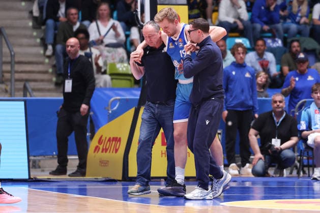 Frankfurt Skyliners ALBA Berlin, easyCredit BBL The injured Till Pape Skyliners, 19 has to be led off the court Game of the easyCredit BBL between Frankfurt Skyliners and ALBA Berlin on April 26, 2026 at Süwag Energie ARENA in Frankfurt am Main , Frankfurt am Main Hessen Germany Süwag Energie ARENA