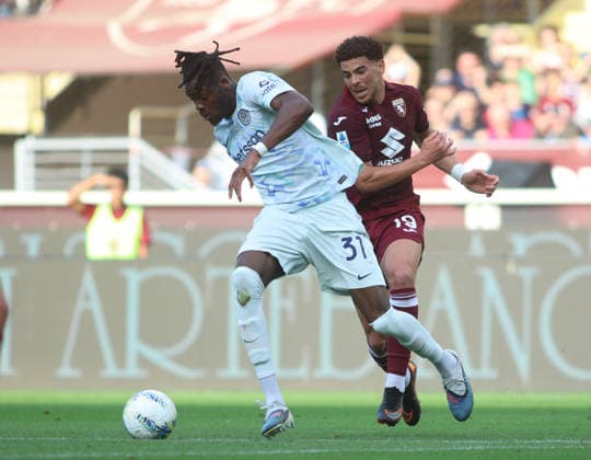 CALCIO - Serie A - Torino FC vs Inter - FC Internazionale Yann Bisseck of FC Inter and Che Adams of Torino FC during the Italian Serie A, football match between Torino FC and FC Inter Milan on 26 April 2026, at Stadio Olimpico Grande Torino, Turin, Italy. Photo Nderim Kaceli Turin Italy  Copyright: xIPAxSport ABACAx