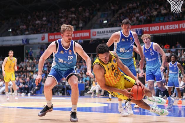 Frankfurt Skyliners ALBA Berlin, easyCredit BBL Michael Rataj Alba Berlin, 21 saves the ball from Till Pape Skyliners, 19 In the background Ryan Hawkins Skyliners, 33 and Jacob Holt Skyliners, 10 Game of the easyCredit BBL between Frankfurt Skyliners and ALBA Berlin on April 26, 2026 at Süwag Energie ARENA in Frankfurt am Main , Frankfurt am Main Hessen Germany Süwag Energie ARENA
