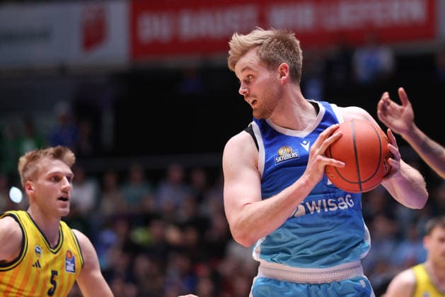 Frankfurt Skyliners ALBA Berlin, easyCredit BBL Till Pape Skyliners, 19 against Sam Griesel Alba Berlin, 5 Game of the easyCredit BBL between Frankfurt Skyliners and ALBA Berlin on April 26, 2026 at the Süwag Energie ARENA in Frankfurt am Main , Frankfurt am Main Hessen Germany Süwag Energie ARENA
