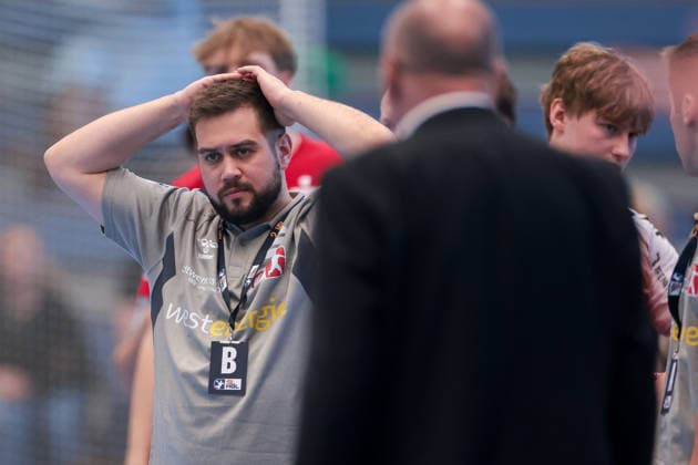 26 04 2026, 29 Matchday of the 2 Handball Bundesliga, TuSEM Essen HC Elbflorenz 2006 Coach Kenji Hövels TuSEM Essen touches his head Essen Am Hallo NRW Germany xRHR PHOTO DEx Copyright: DennisxEwert RHR-FOTOx RHR-FOTO DE