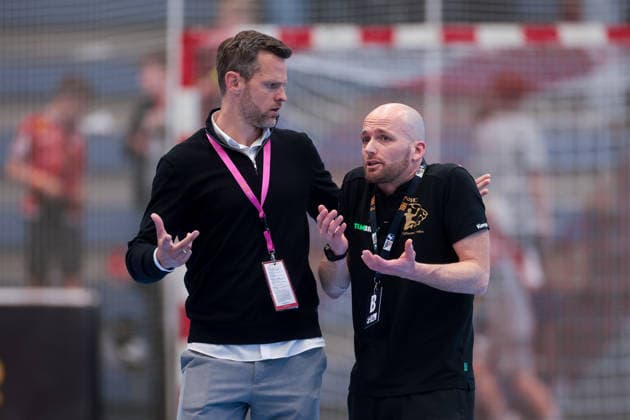 26 04 2026, 29 Matchday of the 2 Handball Bundesliga, TuSEM Essen HC Elbflorenz 2006 f l Managing Director Jonathan Abbenhaus TuSEM Essen discusses with coach Andre Haber HC Elbflorenz 2006 Essen Am Hallo NRW Germany xRHR PHOTO DEx Copyright: DennisxEwert RHR-FOTOx RHR-FOTO DE