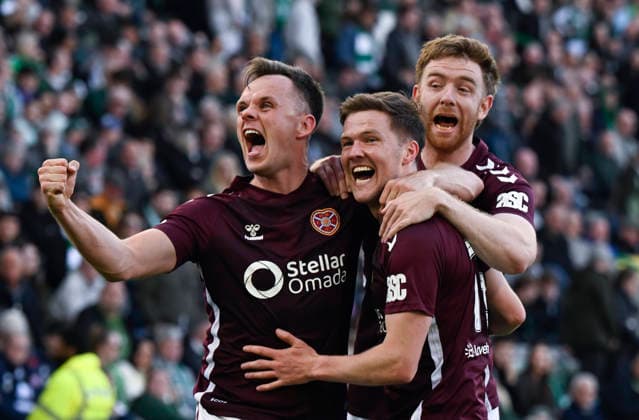 Sport Bilder des Tages Edinburgh, Scotland, 26th April 2026. Lawrence Shankland and Stuart Findlay celebrate with Blair Spittal of Hearts who scored the winner during the Hibernian vs Hearts Scottish Premiership match at Easter Road, Edinburgh. Picture credit should read: Neil Hanna Sportimage EDITORIAL USE ONLY. No use with unauthorised audio, video, data, fixture lists, club league logos or live services. Online in-match use limited to 120 images, no video emulation. No use in betting, games or single club league player publications. SPI_043_NH_Hibs_Hearts SPI-4738-0038