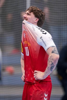 26 04 2026, 29 Matchday of the 2 Handball Bundesliga, TuSEM Essen HC Elbflorenz 2006 Finn Wolfram TuSEM Essen pulls the jersey over his head Essen Am Hallo NRW Germany xRHR PHOTO DEx Copyright: DennisxEwert RHR-FOTOx RHR-FOTO DE