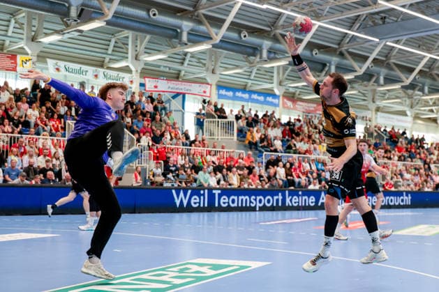 26 04 2026, 29 Matchday of the 2 Handball Bundesliga, TuSEM Essen HC Elbflorenz 2006 f l Goalkeeper Finn Knaack TuSEM Essen , Julius Dierberg HC Elbflorenz 2006 Essen Am Hallo NRW Germany xRHR PHOTO DEx Copyright: DennisxEwert RHR-FOTOx RHR-FOTO DE