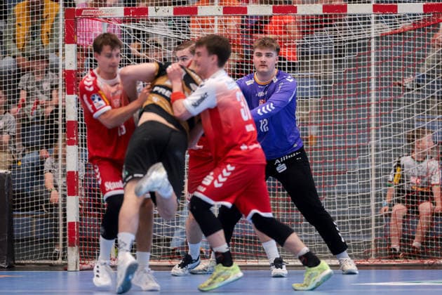 26 04 2026, 29 Matchday of the 2 Handball Bundesliga, TuSEM Essen HC Elbflorenz 2006 Goalkeeper Finn Knaack TuSEM Essen watching Essen Am Hallo NRW Germany xRHR PHOTO DEx Copyright: DennisxEwert RHR-FOTOx RHR-FOTO DE