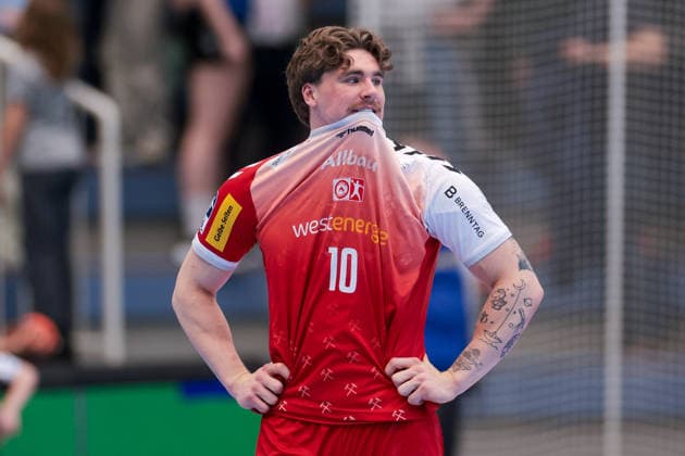 26 04 2026, 29 Matchday of the 2 Handball Bundesliga, TuSEM Essen HC Elbflorenz 2006 Finn Wolfram TuSEM Essen pulls the jersey over his head Essen Am Hallo NRW Germany xRHR PHOTO DEx Copyright: DennisxEwert RHR-FOTOx RHR-FOTO DE
