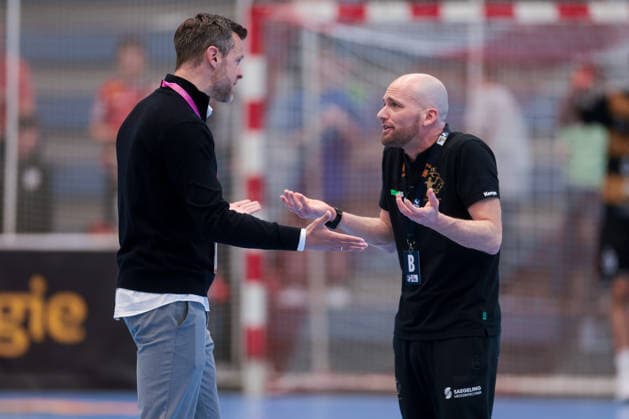 26 04 2026, 29 Matchday of the 2 Handball Bundesliga, TuSEM Essen HC Elbflorenz 2006 f l Managing Director Jonathan Abbenhaus TuSEM Essen discusses with coach Andre Haber HC Elbflorenz 2006 Essen Am Hallo NRW Germany xRHR PHOTO DEx Copyright: DennisxEwert RHR-FOTOx RHR-FOTO DE