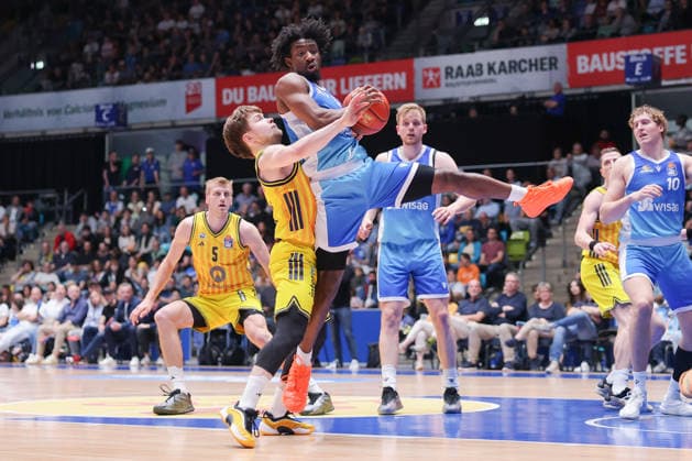 Frankfurt Skyliners ALBA Berlin, easyCredit BBL Bennet Hundt Alba Berlin, 33 clutching Isaiah Swope Skyliners, 1 game of the easyCredit BBL between Frankfurt Skyliners and ALBA Berlin on April 26, 2026 at Süwag Energie ARENA in Frankfurt am Main , Frankfurt am Main Hessen Germany Süwag Energie ARENA