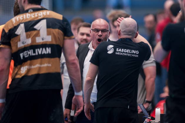 26 04 2026, 29 Matchday of the 2 Handball Bundesliga, TuSEM Essen HC Elbflorenz 2006 Match Supervisor Frank Böllhoff intervenes and decides on seven-meter penalty, Essen Am Hallo NRW Germany xRHR PHOTO DEx Copyright: DennisxEwert RHR-FOTOx RHR-FOTO DE