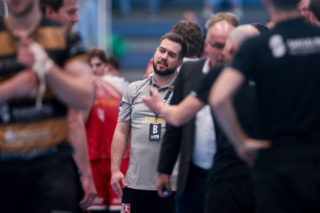 26 04 2026, 29 Matchday of the 2 Handball Bundesliga, TuSEM Essen HC Elbflorenz 2006 Coach Kenji Hövels TuSEM Essen is stunned Essen Am Hallo NRW Germany xRHR PHOTO DEx Copyright: DennisxEwert RHR-FOTOx RHR-FOTO DE