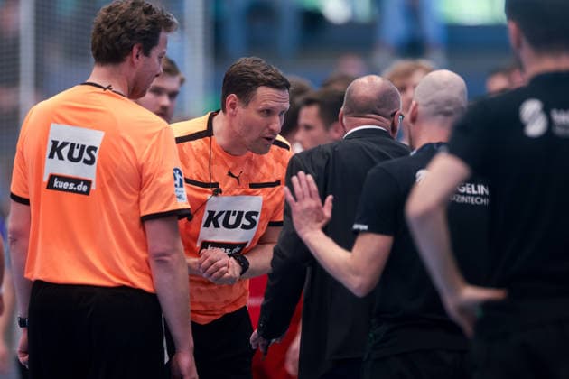 26 04 2026, 29 Matchday of 2 Handball Bundesliga, TuSEM Essen HC Elbflorenz 2006 Referee Nils Blümel discusses with match supervisor Frank Böllhoff Essen Am Hallo NRW Germany xRHR PHOTO DEx Copyright: DennisxEwert RHR-FOTOx RHR-FOTO DE