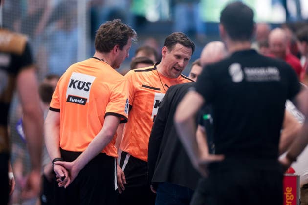 26 04 2026, 29 Matchday of 2 Handball Bundesliga, TuSEM Essen HC Elbflorenz 2006 Referee Nils Blümel discusses with match supervisor Frank Böllhoff Essen Am Hallo NRW Germany xRHR PHOTO DEx Copyright: DennisxEwert RHR-FOTOx RHR-FOTO DE