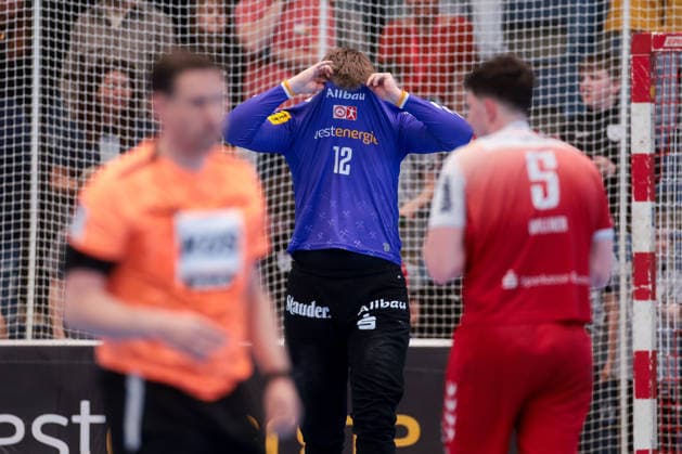 26 04 2026, 29 Matchday of the 2 Handball Bundesliga, TuSEM Essen HC Elbflorenz 2006 Goalkeeper Finn Knaack TuSEM Essen pulls his jersey over his head Essen Am Hallo NRW Germany xRHR PHOTO DEx Copyright: DennisxEwert RHR-FOTOx RHR-FOTO DE