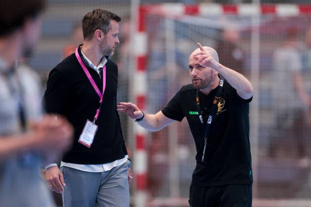 26 04 2026, 29 Matchday of the 2 Handball Bundesliga, TuSEM Essen HC Elbflorenz 2006 f l Managing Director Jonathan Abbenhaus TuSEM Essen discusses with coach Andre Haber HC Elbflorenz 2006 Essen Am Hallo NRW Germany xRHR PHOTO DEx Copyright: DennisxEwert RHR-FOTOx RHR-FOTO DE