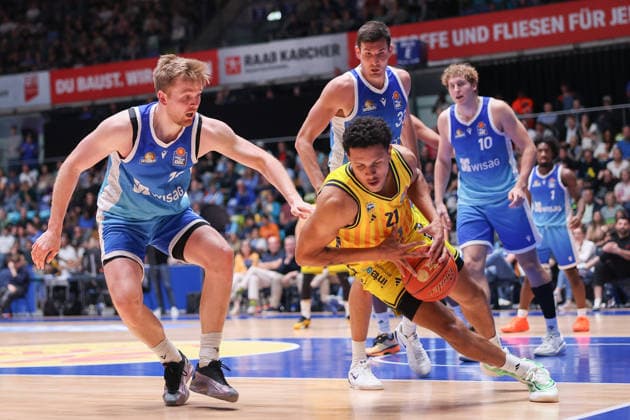 Frankfurt Skyliners ALBA Berlin, easyCredit BBL Michael Rataj Alba Berlin, 21 saves the ball from Till Pape Skyliners, 19 In the background Ryan Hawkins Skyliners, 33 and Jacob Holt Skyliners, 10 Game of the easyCredit BBL between Frankfurt Skyliners and ALBA Berlin on April 26, 2026 at Süwag Energie ARENA in Frankfurt am Main , Frankfurt am Main Hessen Germany Süwag Energie ARENA