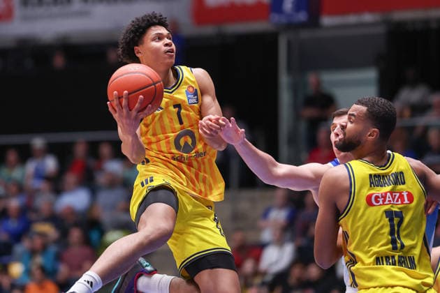 Frankfurt Skyliners ALBA Berlin, easyCredit BBL Jack Kayil Alba Berlin, 7 goes up to the basket, right Norris Agbakoko Alba Berlin, 17 Game of the easyCredit BBL between Frankfurt Skyliners and ALBA Berlin on April 26, 2026 at Süwag Energie ARENA in Frankfurt am Main , Frankfurt am Main Hessen Germany Süwag Energie ARENA