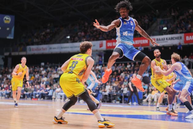 Frankfurt Skyliners ALBA Berlin, easyCredit BBL Isaiah Swope Skyliners, 1 flies to Bennet Hundt Alba Berlin, 33 past game of the easyCredit BBL between Frankfurt Skyliners and ALBA Berlin on April 26, 2026 at Süwag Energie ARENA in Frankfurt am Main , Frankfurt am Main Hessen Germany Süwag Energie ARENA