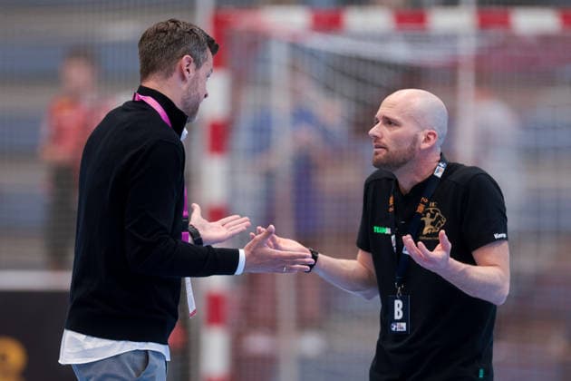 26 04 2026, 29 Matchday of the 2 Handball Bundesliga, TuSEM Essen HC Elbflorenz 2006 f l Managing Director Jonathan Abbenhaus TuSEM Essen discusses with coach Andre Haber HC Elbflorenz 2006 Essen Am Hallo NRW Germany xRHR PHOTO DEx Copyright: DennisxEwert RHR-FOTOx RHR-FOTO DE