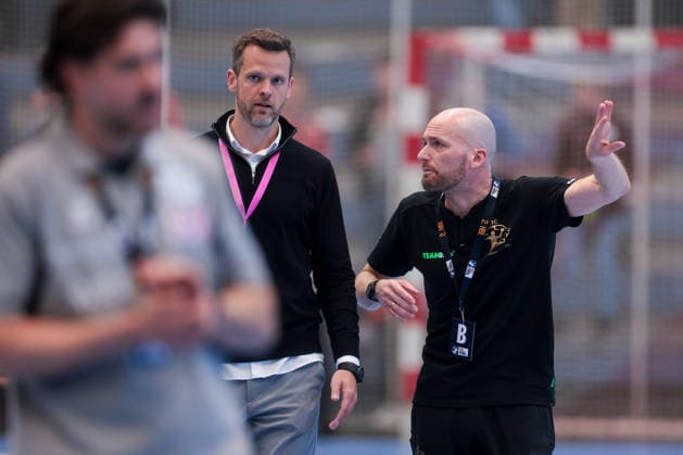 26 04 2026, 29 Matchday of the 2 Handball Bundesliga, TuSEM Essen HC Elbflorenz 2006 f l Managing Director Jonathan Abbenhaus TuSEM Essen discusses with coach Andre Haber HC Elbflorenz 2006 Essen Am Hallo NRW Germany xRHR PHOTO DEx Copyright: DennisxEwert RHR-FOTOx RHR-FOTO DE
