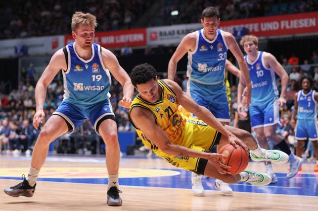 Frankfurt Skyliners ALBA Berlin, easyCredit BBL Michael Rataj Alba Berlin, 21 saves the ball from Till Pape Skyliners, 19 In the background Ryan Hawkins Skyliners, 33 and Jacob Holt Skyliners, 10 Game of the easyCredit BBL between Frankfurt Skyliners and ALBA Berlin on April 26, 2026 at Süwag Energie ARENA in Frankfurt am Main , Frankfurt am Main Hessen Germany Süwag Energie ARENA