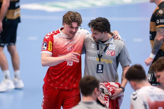 26 04 2026, 29 Matchday of the 2 Handball Bundesliga, TuSEM Essen HC Elbflorenz 2006 f l Finn Wolfram TuSEM Essen , Physiotherapist Alexander Holländer TuSEM Essen Essen Am Hallo NRW Germany xRHR PHOTO DEx Copyright: DennisxEwert RHR-FOTOx RHR-FOTO DE