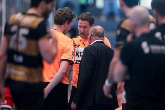 26 04 2026, 29 Matchday of 2 Handball Bundesliga, TuSEM Essen HC Elbflorenz 2006 Referee Nils Blümel discusses with match supervisor Frank Böllhoff Essen Am Hallo NRW Germany xRHR PHOTO DEx Copyright: DennisxEwert RHR-FOTOx RHR-FOTO DE