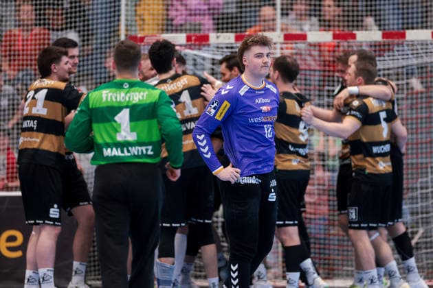 26 04 2026, 29 Matchday of the 2 Handball Bundesliga, TuSEM Essen HC Elbflorenz 2006 Goalkeeper Finn Knaack TuSEM Essen walks away while people cheer behind him Essen Am Hallo NRW Germany xRHR PHOTO DEx Copyright: DennisxEwert RHR-FOTOx RHR-FOTO DE