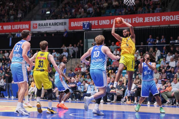 Frankfurt Skyliners ALBA Berlin, easyCredit BBL Norris Agbakoko Alba Berlin, 17 vs Jacob Holt Skyliners, 10 and Tyger Campbell Skyliners, 00 Game of the easyCredit BBL between Frankfurt Skyliners and ALBA Berlin on April 26, 2026 at Süwag Energie ARENA in Frankfurt am Main , Frankfurt am Main Hessen Germany Süwag Energie ARENA