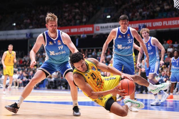 Frankfurt Skyliners ALBA Berlin, easyCredit BBL Michael Rataj Alba Berlin, 21 saves the ball from Till Pape Skyliners, 19 In the background Ryan Hawkins Skyliners, 33 and Jacob Holt Skyliners, 10 Game of the easyCredit BBL between Frankfurt Skyliners and ALBA Berlin on April 26, 2026 at Süwag Energie ARENA in Frankfurt am Main , Frankfurt am Main Hessen Germany Süwag Energie ARENA
