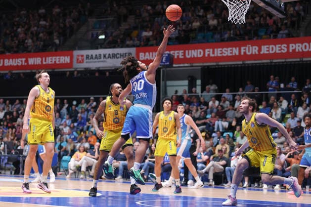 Frankfurt Skyliners ALBA Berlin, easyCredit BBL Tyger Campbell Skyliners, 00 goes up to the basket, Moses Wood Alba Berlin, 11 , J Wan Roberts Alba Berlin, 13 and Malte Delow Alba Berlin, 6 can only watch the easyCredit BBL match between Frankfurt Skyliners and ALBA Berlin on April 26, 2026 at Süwag Energie ARENA in Frankfurt am Main , Frankfurt am Main Hessen Germany Süwag Energie ARENA