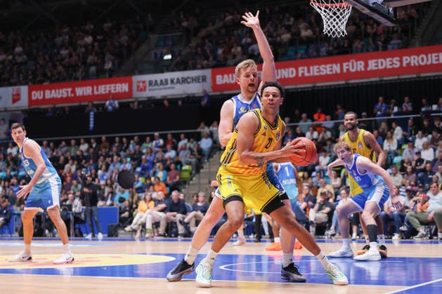 Frankfurt Skyliners ALBA Berlin, easyCredit BBL Till Pape Skyliners, 19 defends against Michael Rataj Alba Berlin, 21 Game of the easyCredit BBL between Frankfurt Skyliners and ALBA Berlin on April 26, 2026 at Süwag Energie ARENA in Frankfurt am Main , Frankfurt am Main Hessen Germany Süwag Energie ARENA