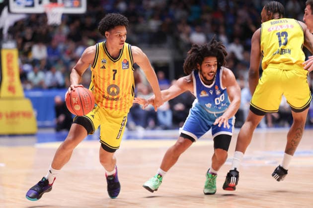 Frankfurt Skyliners ALBA Berlin, easyCredit BBL Jack Kayil Alba Berlin, 7 passes Tyger Campbell Skyliners, 00 Game of the easyCredit BBL between Frankfurt Skyliners and ALBA Berlin on April 26, 2026 at the Süwag Energie ARENA in Frankfurt am Main , Frankfurt am Main Hessen Germany Süwag Energie ARENA