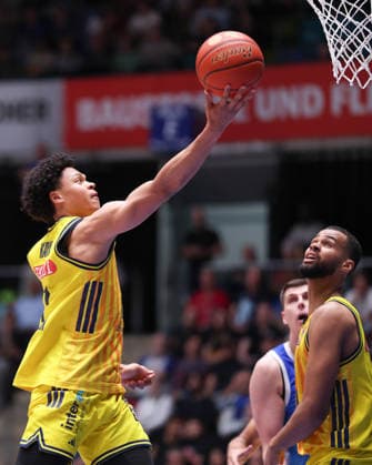 Frankfurt Skyliners ALBA Berlin, easyCredit BBL Jack Kayil Alba Berlin, 7 goes up to the basket, right Norris Agbakoko Alba Berlin, 17 Game of the easyCredit BBL between Frankfurt Skyliners and ALBA Berlin on April 26, 2026 at Süwag Energie ARENA in Frankfurt am Main , Frankfurt am Main Hessen Germany Süwag Energie ARENA